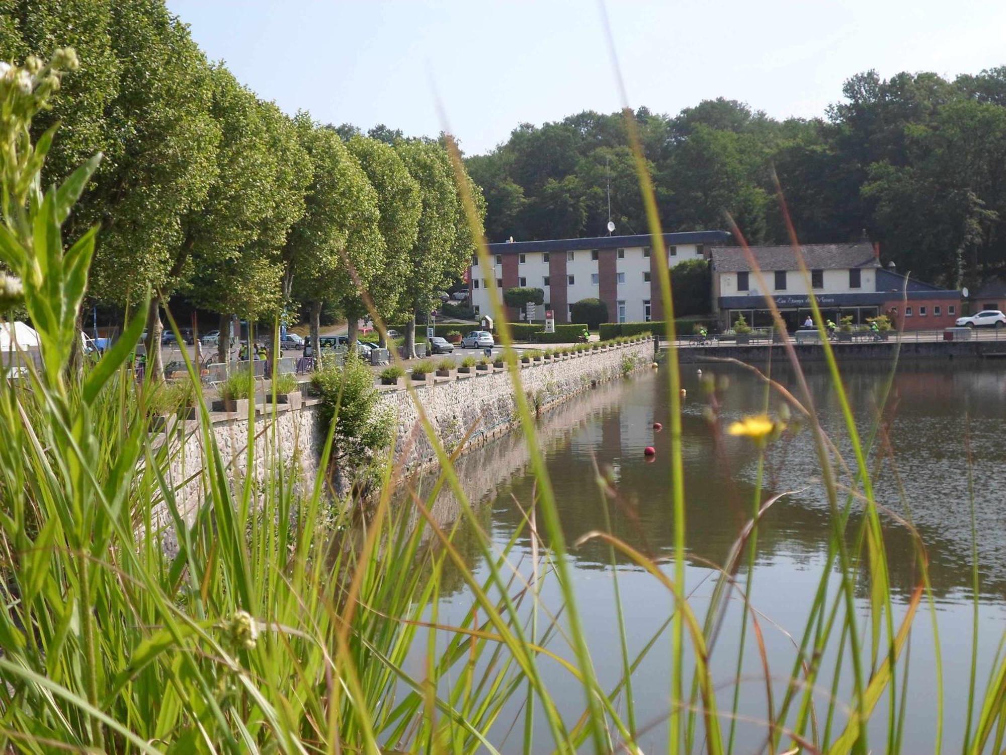 Отель Ibis Les Etangs Des Moines Fourmies Экстерьер фото